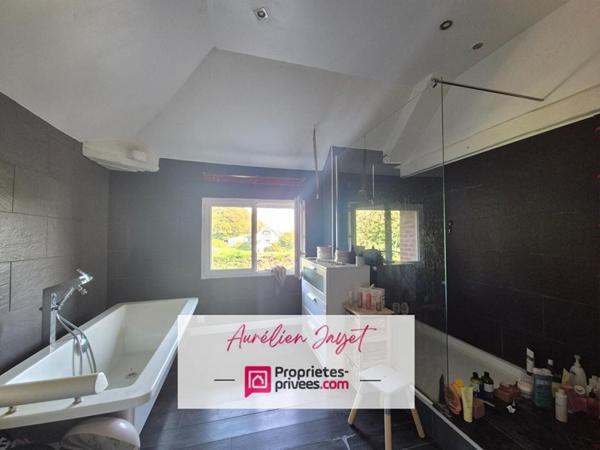 Maison en briques et silex