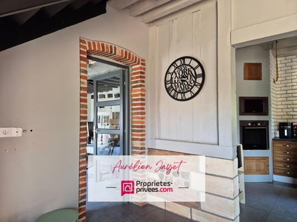 Maison en briques et silex