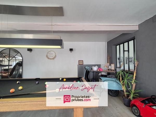 Maison en briques et silex