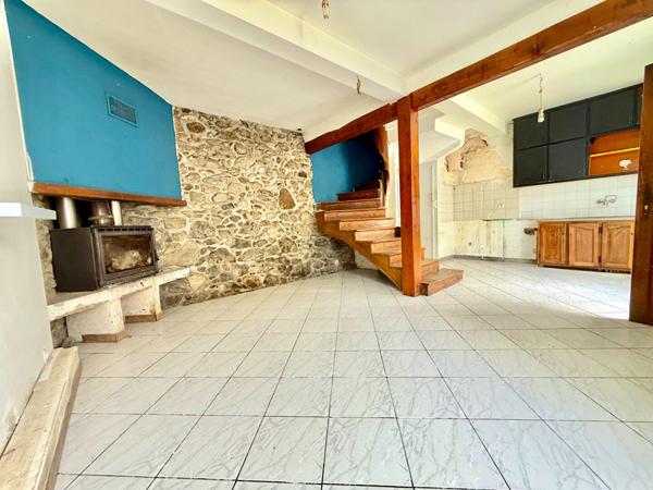 A VENDRE : MAISON MITOYENNE SUR 2 NIVEAUX DANS LE VILLAGE DE MERCUS