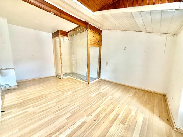 A VENDRE : MAISON MITOYENNE SUR 2 NIVEAUX DANS LE VILLAGE DE MERCUS