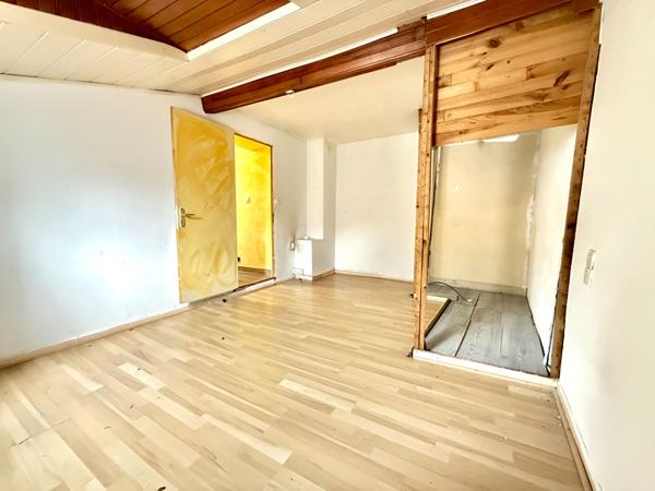 A VENDRE : MAISON MITOYENNE SUR 2 NIVEAUX DANS LE VILLAGE DE MERCUS