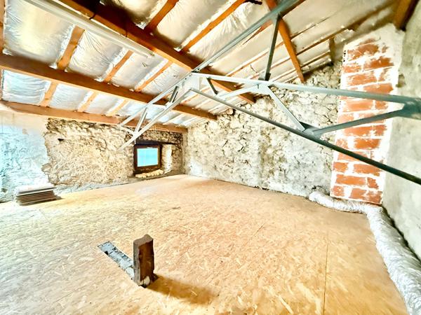 A VENDRE : MAISON MITOYENNE SUR 2 NIVEAUX DANS LE VILLAGE DE MERCUS