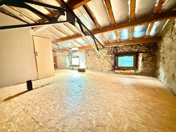 A VENDRE : MAISON MITOYENNE SUR 2 NIVEAUX DANS LE VILLAGE DE MERCUS