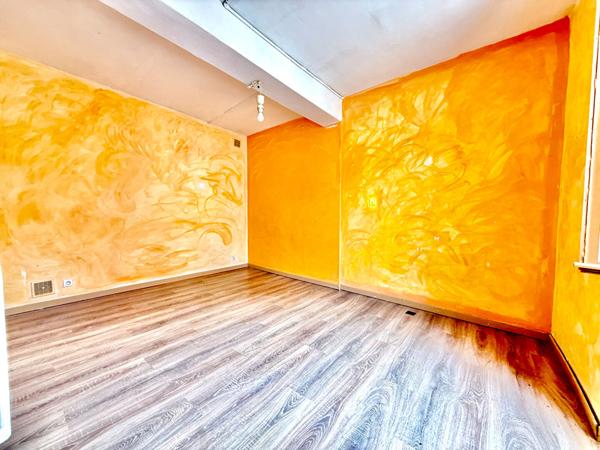 A VENDRE : MAISON MITOYENNE SUR 2 NIVEAUX DANS LE VILLAGE DE MERCUS