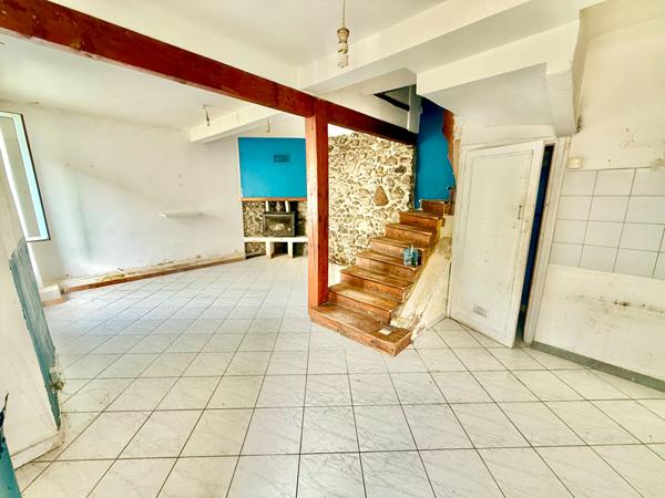 A VENDRE : MAISON MITOYENNE SUR 2 NIVEAUX DANS LE VILLAGE DE MERCUS