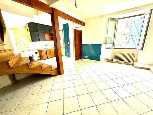 A VENDRE : MAISON MITOYENNE SUR 2 NIVEAUX DANS LE VILLAGE DE MERCUS