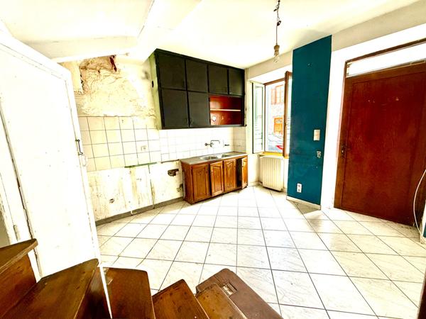 A VENDRE : MAISON MITOYENNE SUR 2 NIVEAUX DANS LE VILLAGE DE MERCUS