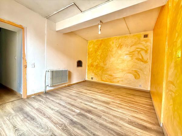 A VENDRE : MAISON MITOYENNE SUR 2 NIVEAUX DANS LE VILLAGE DE MERCUS