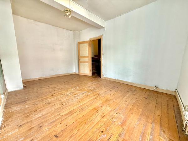 A VENDRE : MAISON MITOYENNE SUR 2 NIVEAUX DANS LE VILLAGE DE MERCUS