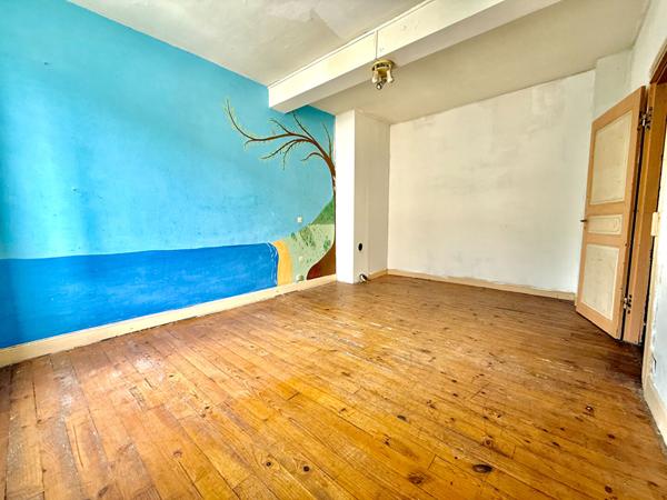 A VENDRE : MAISON MITOYENNE SUR 2 NIVEAUX DANS LE VILLAGE DE MERCUS