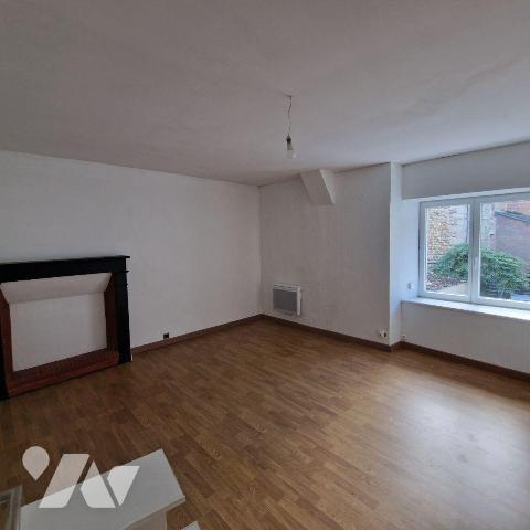 Un ensemble de deux maisons de bourg sur Pré en Pail, à finir de rénover.
Une première maison ...