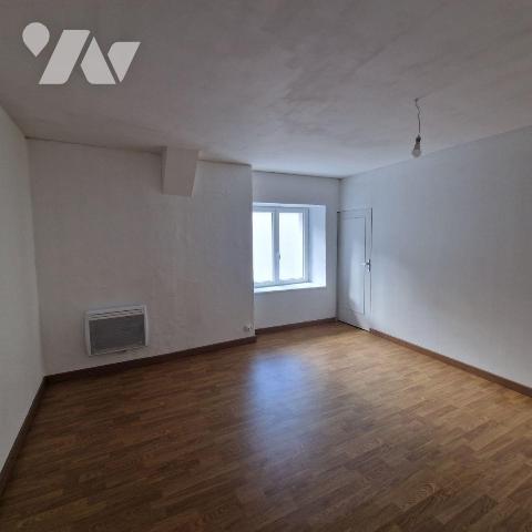 Un ensemble de deux maisons de bourg sur Pré en Pail, à finir de rénover.
Une première maison ...