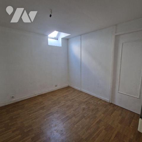 Un ensemble de deux maisons de bourg sur Pré en Pail, à finir de rénover.
Une première maison ...