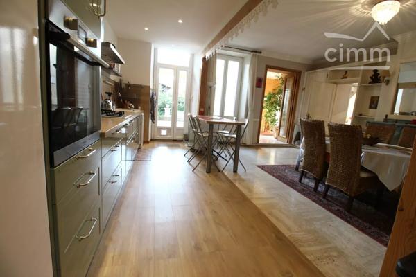 VENDU 2 maisons dont une louée, un jardin avec piscine et un grand garage.