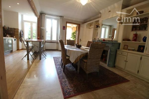 VENDU 2 maisons dont une louée, un jardin avec piscine et un grand garage.