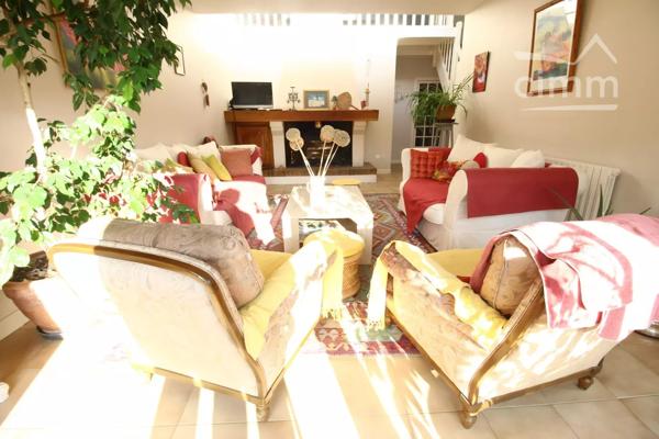 VENDU 2 maisons dont une louée, un jardin avec piscine et un grand garage.