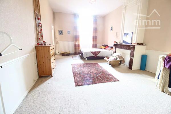 VENDU 2 maisons dont une louée, un jardin avec piscine et un grand garage.