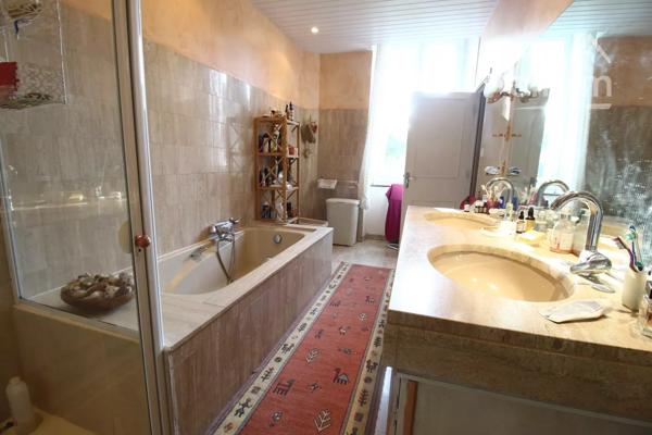VENDU 2 maisons dont une louée, un jardin avec piscine et un grand garage.