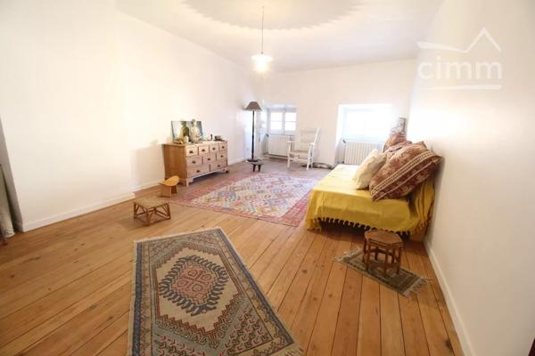 VENDU 2 maisons dont une louée, un jardin avec piscine et un grand garage.