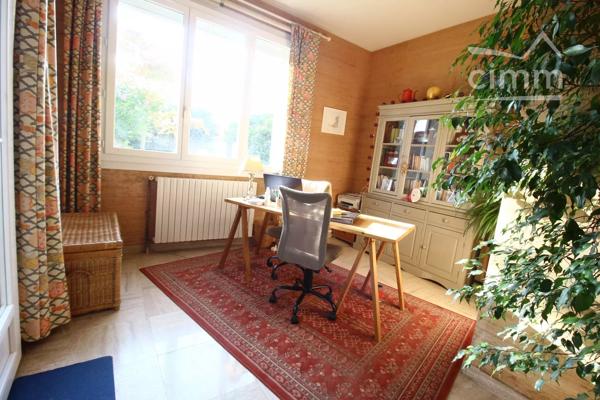 VENDU 2 maisons dont une louée, un jardin avec piscine et un grand garage.