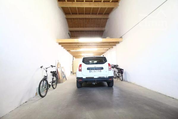 VENDU 2 maisons dont une louée, un jardin avec piscine et un grand garage.