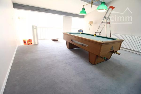 VENDU 2 maisons dont une louée, un jardin avec piscine et un grand garage.