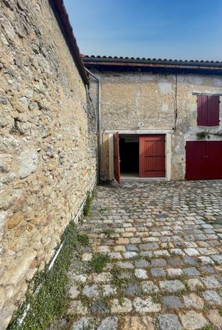 La Brède (33650) A VENDRE AU CENTRE DE LA BREDE DANS UNE MAISON EN PIERRE: BOUTIQUE ET HABITATION