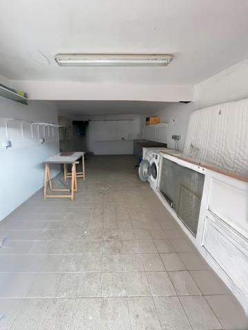 La Brède (33650) A VENDRE AU CENTRE DE LA BREDE DANS UNE MAISON EN PIERRE: BOUTIQUE ET HABITATION