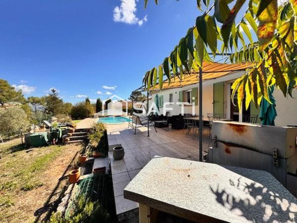 Villa plain-pied T4 avec piscine et garage.