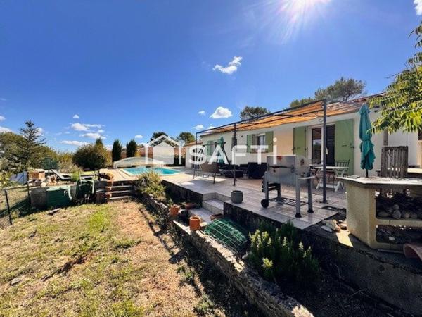 Villa plain-pied T4 avec piscine et garage.