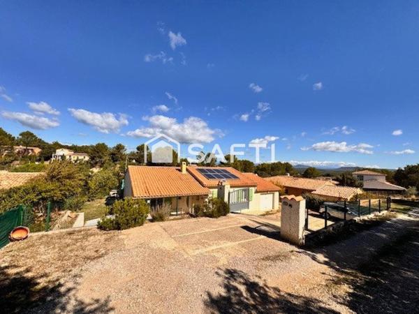 Villa plain-pied T4 avec piscine et garage.