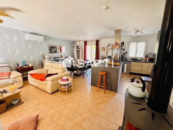 Villa plain-pied T4 avec piscine et garage.