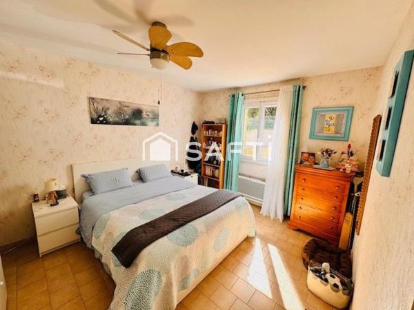 Villa plain-pied T4 avec piscine et garage.