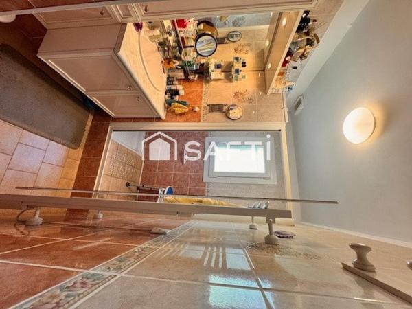 Villa plain-pied T4 avec piscine et garage.