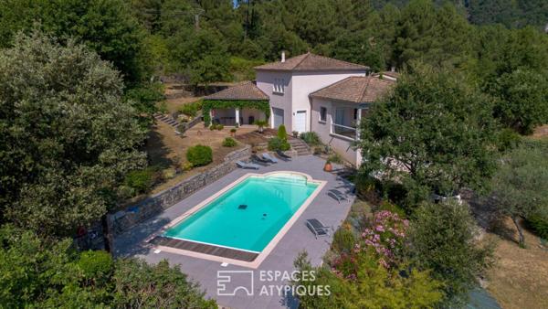 Belle maison d’architecte avec séjour cathédrale et spacieuse piscine