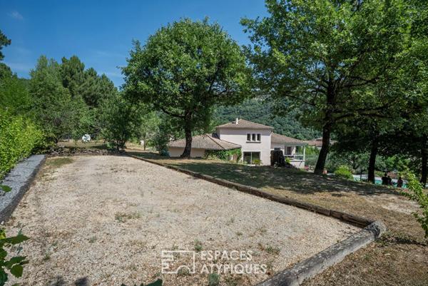 Belle maison d’architecte avec séjour cathédrale et spacieuse piscine