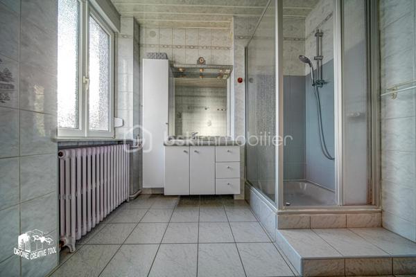 Maison de ville F5 pleine de caractère – 113 m² – Sous-sol complet – Garage 2 voitures – Proche Luxembourg

Découvrez cette maison de ville pleine de caractère, construite en 1952 et soigneusement entretenue au fil des années. Située à la frontière du Luxembourg, elle offre une situation idéale pour les travailleurs frontaliers, tout en étant proche de toutes les commodités : commerces, écoles, transports, services.

Rez-de-chaussée
Un salon / séjour chaleureux doté d’un superbe parquet,
Une salle à manger accueillante,
Une cuisine indépendante,
Un WC séparé.

Étage
Trois belles chambres, toutes équipées de parquet, ( dont une avec balcon ) 
Une salle de bain fonctionnelle avec douche et meuble vasque.

Espaces supplémentaires
Un grenier totalement aménageable, offrant de nombreuses possibilités (chambres supplémentaires, bureau, espace détente…),
Un sous-sol complet comprenant une buanderie et diverses pièces de rangement ou d’atelier.

Extérieur
Garage de plus de 30 m², permettant de stationner deux véhicules avec porte motorisée
Façade récemment repeinte, apportant fraîcheur et élégance au bien.

Équipements & Confort
Porte d'entrée sécurisée avec volet électrique.
Portes-fenêtres PVC double vitrage,
Fenêtres oscillo-battantes PVC double vitrage,
Toiture refaite en 2015,
Chaudière individuelle au fioul, réseau isolé, radiateurs bitube avec robinets thermostatiques, ( la consommation réelle ne reflète pas les indications du DPE )
Eau chaude couplée au chauffage.
Un grenier aménageable d'environ 100M² 

( Les 2 premières photos présentent une suggestion d’aménagement virtuel non contractuelle, réalisée pour permettre de mieux imaginer le potentiel d’ameublement et l’ambiance de la pièce. )

Cette maison allie authenticité, charme, robustesse et entretien exemplaire. Une opportunité rare pour ceux qui recherchent un bien de caractère, parfaitement situé et prêt à vivre, à deux pas du Luxembourg.