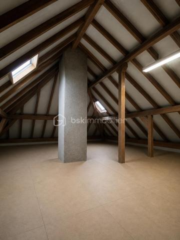 Maison de ville F5 pleine de caractère – 113 m² – Sous-sol complet – Garage 2 voitures – Proche Luxembourg

Découvrez cette maison de ville pleine de caractère, construite en 1952 et soigneusement entretenue au fil des années. Située à la frontière du Luxembourg, elle offre une situation idéale pour les travailleurs frontaliers, tout en étant proche de toutes les commodités : commerces, écoles, transports, services.

Rez-de-chaussée
Un salon / séjour chaleureux doté d’un superbe parquet,
Une salle à manger accueillante,
Une cuisine indépendante,
Un WC séparé.

Étage
Trois belles chambres, toutes équipées de parquet, ( dont une avec balcon ) 
Une salle de bain fonctionnelle avec douche et meuble vasque.

Espaces supplémentaires
Un grenier totalement aménageable, offrant de nombreuses possibilités (chambres supplémentaires, bureau, espace détente…),
Un sous-sol complet comprenant une buanderie et diverses pièces de rangement ou d’atelier.

Extérieur
Garage de plus de 30 m², permettant de stationner deux véhicules avec porte motorisée
Façade récemment repeinte, apportant fraîcheur et élégance au bien.

Équipements & Confort
Porte d'entrée sécurisée avec volet électrique.
Portes-fenêtres PVC double vitrage,
Fenêtres oscillo-battantes PVC double vitrage,
Toiture refaite en 2015,
Chaudière individuelle au fioul, réseau isolé, radiateurs bitube avec robinets thermostatiques, ( la consommation réelle ne reflète pas les indications du DPE )
Eau chaude couplée au chauffage.
Un grenier aménageable d'environ 100M² 

( Les 2 premières photos présentent une suggestion d’aménagement virtuel non contractuelle, réalisée pour permettre de mieux imaginer le potentiel d’ameublement et l’ambiance de la pièce. )

Cette maison allie authenticité, charme, robustesse et entretien exemplaire. Une opportunité rare pour ceux qui recherchent un bien de caractère, parfaitement situé et prêt à vivre, à deux pas du Luxembourg.