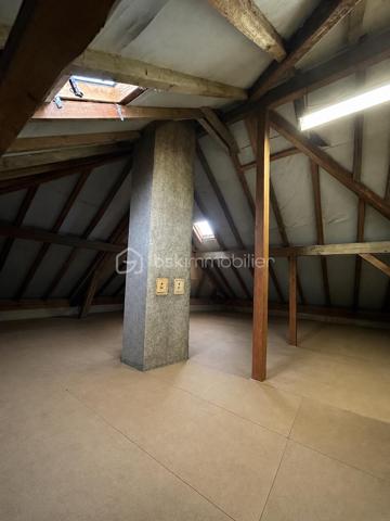 Maison de ville F5 pleine de caractère – 113 m² – Sous-sol complet – Garage 2 voitures – Proche Luxembourg

Découvrez cette maison de ville pleine de caractère, construite en 1952 et soigneusement entretenue au fil des années. Située à la frontière du Luxembourg, elle offre une situation idéale pour les travailleurs frontaliers, tout en étant proche de toutes les commodités : commerces, écoles, transports, services.

Rez-de-chaussée
Un salon / séjour chaleureux doté d’un superbe parquet,
Une salle à manger accueillante,
Une cuisine indépendante,
Un WC séparé.

Étage
Trois belles chambres, toutes équipées de parquet, ( dont une avec balcon ) 
Une salle de bain fonctionnelle avec douche et meuble vasque.

Espaces supplémentaires
Un grenier totalement aménageable, offrant de nombreuses possibilités (chambres supplémentaires, bureau, espace détente…),
Un sous-sol complet comprenant une buanderie et diverses pièces de rangement ou d’atelier.

Extérieur
Garage de plus de 30 m², permettant de stationner deux véhicules avec porte motorisée
Façade récemment repeinte, apportant fraîcheur et élégance au bien.

Équipements & Confort
Porte d'entrée sécurisée avec volet électrique.
Portes-fenêtres PVC double vitrage,
Fenêtres oscillo-battantes PVC double vitrage,
Toiture refaite en 2015,
Chaudière individuelle au fioul, réseau isolé, radiateurs bitube avec robinets thermostatiques, ( la consommation réelle ne reflète pas les indications du DPE )
Eau chaude couplée au chauffage.
Un grenier aménageable d'environ 100M² 

( Les 2 premières photos présentent une suggestion d’aménagement virtuel non contractuelle, réalisée pour permettre de mieux imaginer le potentiel d’ameublement et l’ambiance de la pièce. )

Cette maison allie authenticité, charme, robustesse et entretien exemplaire. Une opportunité rare pour ceux qui recherchent un bien de caractère, parfaitement situé et prêt à vivre, à deux pas du Luxembourg.