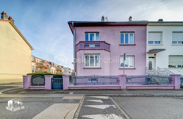 Maison de ville F5 pleine de caractère – 113 m² – Sous-sol complet – Garage 2 voitures – Proche Luxembourg

Découvrez cette maison de ville pleine de caractère, construite en 1952 et soigneusement entretenue au fil des années. Située à la frontière du Luxembourg, elle offre une situation idéale pour les travailleurs frontaliers, tout en étant proche de toutes les commodités : commerces, écoles, transports, services.

Rez-de-chaussée
Un salon / séjour chaleureux doté d’un superbe parquet,
Une salle à manger accueillante,
Une cuisine indépendante,
Un WC séparé.

Étage
Trois belles chambres, toutes équipées de parquet, ( dont une avec balcon ) 
Une salle de bain fonctionnelle avec douche et meuble vasque.

Espaces supplémentaires
Un grenier totalement aménageable, offrant de nombreuses possibilités (chambres supplémentaires, bureau, espace détente…),
Un sous-sol complet comprenant une buanderie et diverses pièces de rangement ou d’atelier.

Extérieur
Garage de plus de 30 m², permettant de stationner deux véhicules avec porte motorisée
Façade récemment repeinte, apportant fraîcheur et élégance au bien.

Équipements & Confort
Porte d'entrée sécurisée avec volet électrique.
Portes-fenêtres PVC double vitrage,
Fenêtres oscillo-battantes PVC double vitrage,
Toiture refaite en 2015,
Chaudière individuelle au fioul, réseau isolé, radiateurs bitube avec robinets thermostatiques, ( la consommation réelle ne reflète pas les indications du DPE )
Eau chaude couplée au chauffage.
Un grenier aménageable d'environ 100M² 

( Les 2 premières photos présentent une suggestion d’aménagement virtuel non contractuelle, réalisée pour permettre de mieux imaginer le potentiel d’ameublement et l’ambiance de la pièce. )

Cette maison allie authenticité, charme, robustesse et entretien exemplaire. Une opportunité rare pour ceux qui recherchent un bien de caractère, parfaitement situé et prêt à vivre, à deux pas du Luxembourg.