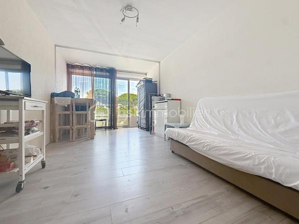 En EXCLUSIVITE, venez vite découvrir ce studio de 23m2, au deuxième étage sans ascenseur, dans une résidence recherchée du centre de la Grande Motte (34280)

Situé proche du Pasino et de ses nombreux commerces, vous serez séduit par une belle pièce de vie laissant place a votre imagination pour un aménagement idéal.

Ce bien est idéal pour un premier achat ou un investissement locatif avec une bonne rentabilité, pouvant accueillir quatre couchages.

Parking privatif possible en Sus.

Pour plus d'informations et programmer une visite, Jonathan Deniau au O6 81 16 71 20.