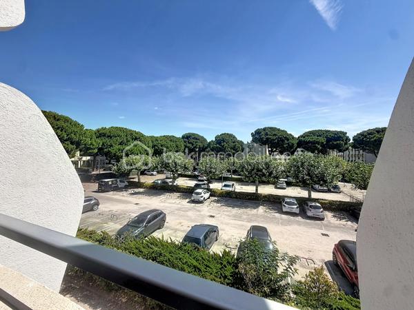 En EXCLUSIVITE, venez vite découvrir ce studio de 23m2, au deuxième étage sans ascenseur, dans une résidence recherchée du centre de la Grande Motte (34280)

Situé proche du Pasino et de ses nombreux commerces, vous serez séduit par une belle pièce de vie laissant place a votre imagination pour un aménagement idéal.

Ce bien est idéal pour un premier achat ou un investissement locatif avec une bonne rentabilité, pouvant accueillir quatre couchages.

Parking privatif possible en Sus.

Pour plus d'informations et programmer une visite, Jonathan Deniau au O6 81 16 71 20.