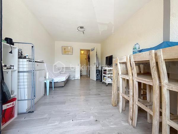En EXCLUSIVITE, venez vite découvrir ce studio de 23m2, au deuxième étage sans ascenseur, dans une résidence recherchée du centre de la Grande Motte (34280)

Situé proche du Pasino et de ses nombreux commerces, vous serez séduit par une belle pièce de vie laissant place a votre imagination pour un aménagement idéal.

Ce bien est idéal pour un premier achat ou un investissement locatif avec une bonne rentabilité, pouvant accueillir quatre couchages.

Parking privatif possible en Sus.

Pour plus d'informations et programmer une visite, Jonathan Deniau au O6 81 16 71 20.
