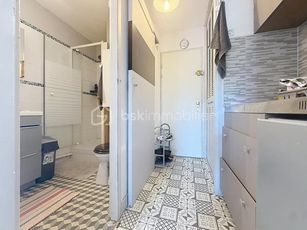 En EXCLUSIVITE, venez vite découvrir ce studio de 23m2, au deuxième étage sans ascenseur, dans une résidence recherchée du centre de la Grande Motte (34280)

Situé proche du Pasino et de ses nombreux commerces, vous serez séduit par une belle pièce de vie laissant place a votre imagination pour un aménagement idéal.

Ce bien est idéal pour un premier achat ou un investissement locatif avec une bonne rentabilité, pouvant accueillir quatre couchages.

Parking privatif possible en Sus.

Pour plus d'informations et programmer une visite, Jonathan Deniau au O6 81 16 71 20.