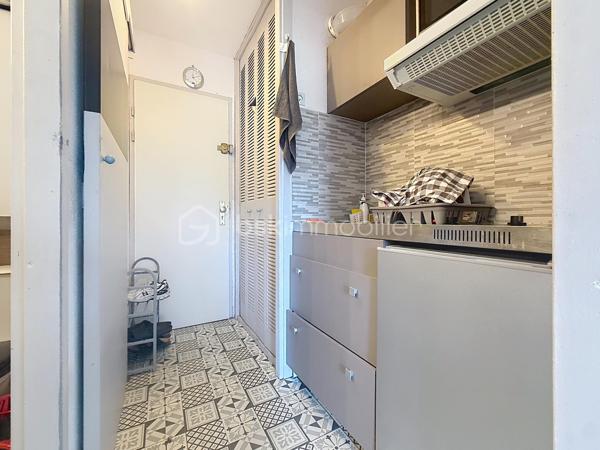 En EXCLUSIVITE, venez vite découvrir ce studio de 23m2, au deuxième étage sans ascenseur, dans une résidence recherchée du centre de la Grande Motte (34280)

Situé proche du Pasino et de ses nombreux commerces, vous serez séduit par une belle pièce de vie laissant place a votre imagination pour un aménagement idéal.

Ce bien est idéal pour un premier achat ou un investissement locatif avec une bonne rentabilité, pouvant accueillir quatre couchages.

Parking privatif possible en Sus.

Pour plus d'informations et programmer une visite, Jonathan Deniau au O6 81 16 71 20.