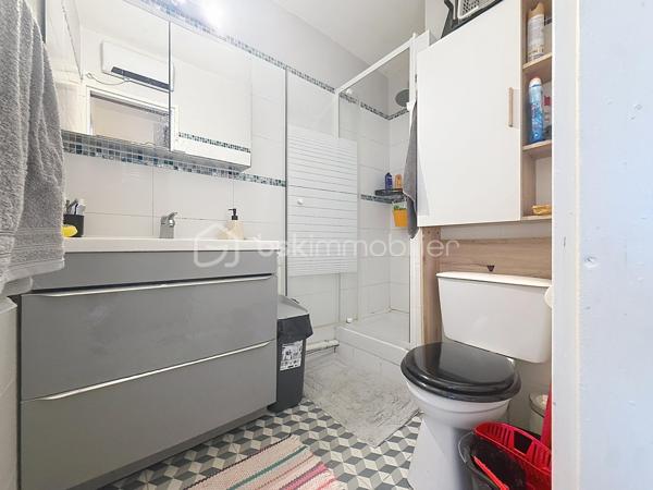 En EXCLUSIVITE, venez vite découvrir ce studio de 23m2, au deuxième étage sans ascenseur, dans une résidence recherchée du centre de la Grande Motte (34280)

Situé proche du Pasino et de ses nombreux commerces, vous serez séduit par une belle pièce de vie laissant place a votre imagination pour un aménagement idéal.

Ce bien est idéal pour un premier achat ou un investissement locatif avec une bonne rentabilité, pouvant accueillir quatre couchages.

Parking privatif possible en Sus.

Pour plus d'informations et programmer une visite, Jonathan Deniau au O6 81 16 71 20.