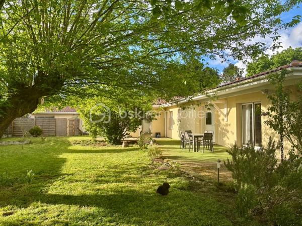 Cestas Bourg

Maison familiale T6 de plain-pied de 143 m², avec un garage attenant et une dépendance aménagée de 38m². 
Le bien se situe sur un grand terrain arboré de 1162 m2 et jouit d'une grande piscine de 10m x 4m sans vis à vis. 

Construite en 1988, la bâtisse a connu une extension en 1997, et la piscine date de 2003 ( filtre à sable + traitement au chlore), comme la dépendance avec coin salon/cuisine, une chambre, une salle d eau et jardinet pouvant être loué ou accueillir des proches.

Cette agréable maison propose une pièce à vivre lumineuse ( 2 baies vitrées) agrémentée d'une cheminée à insert avec diffusion de chaleur, et de sa cuisine ouverte (50m² en tout). 
Elle dispose de 2 grandes chambres de 15 m², d'une suite parentale ( 13m²) avec salle de bain et d'une dernière chambre de 11 m² environ. 
En plus d'un bureau de 11m², elle possède une deuxième salle de bain avec douche et WC, et d'un autre WC indépendant. 

Une grande terrasse donnant sur le jardin sans vis à vis permet de profiter de moments agréables autour du barbecue en pierre et non loin de la piscine. 

La cuisine donne également sur une autre terrasse permettant la rentrée facile des courses sorties directement de la voiture.

Chauffage : pompe à chaleur air- air à reviser + cheminée . Climatisation par pompe à chaleur également. 

Dans le jardin, un enclos a été aménagé pour accueillir poules et lapins à votre convenance. 

La dépendance aménagée donne sur une petite terrasse privative. 

Ce bien conviendra à une famille avec enfants désireuse de profiter du calme tout en étant proche de toutes les commodités dans un quartier paisible,  proche du centre ville ( 15 min à pied ) et proche d'une belle forêt et de toutes les commodités : école, collège, commerces, cinéma, centres médicaux. 
Une aire de jeux pour les enfants se trouve également à proximité. 
La gare se trouve à 12 min en voiture.

A visiter sans tarder !