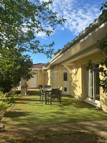 Cestas Bourg

Maison familiale T6 de plain-pied de 143 m², avec un garage attenant et une dépendance aménagée de 38m². 
Le bien se situe sur un grand terrain arboré de 1162 m2 et jouit d'une grande piscine de 10m x 4m sans vis à vis. 

Construite en 1988, la bâtisse a connu une extension en 1997, et la piscine date de 2003 ( filtre à sable + traitement au chlore), comme la dépendance avec coin salon/cuisine, une chambre, une salle d eau et jardinet pouvant être loué ou accueillir des proches.

Cette agréable maison propose une pièce à vivre lumineuse ( 2 baies vitrées) agrémentée d'une cheminée à insert avec diffusion de chaleur, et de sa cuisine ouverte (50m² en tout). 
Elle dispose de 2 grandes chambres de 15 m², d'une suite parentale ( 13m²) avec salle de bain et d'une dernière chambre de 11 m² environ. 
En plus d'un bureau de 11m², elle possède une deuxième salle de bain avec douche et WC, et d'un autre WC indépendant. 

Une grande terrasse donnant sur le jardin sans vis à vis permet de profiter de moments agréables autour du barbecue en pierre et non loin de la piscine. 

La cuisine donne également sur une autre terrasse permettant la rentrée facile des courses sorties directement de la voiture.

Chauffage : pompe à chaleur air- air à reviser + cheminée . Climatisation par pompe à chaleur également. 

Dans le jardin, un enclos a été aménagé pour accueillir poules et lapins à votre convenance. 

La dépendance aménagée donne sur une petite terrasse privative. 

Ce bien conviendra à une famille avec enfants désireuse de profiter du calme tout en étant proche de toutes les commodités dans un quartier paisible,  proche du centre ville ( 15 min à pied ) et proche d'une belle forêt et de toutes les commodités : école, collège, commerces, cinéma, centres médicaux. 
Une aire de jeux pour les enfants se trouve également à proximité. 
La gare se trouve à 12 min en voiture.

A visiter sans tarder !