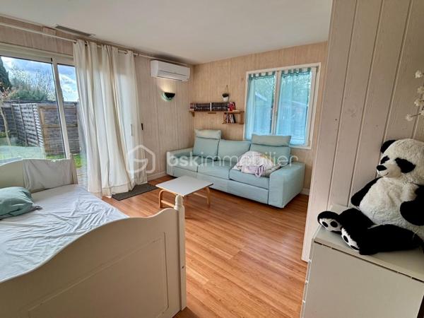 Cestas Bourg

Maison familiale T6 de plain-pied de 143 m², avec un garage attenant et une dépendance aménagée de 38m². 
Le bien se situe sur un grand terrain arboré de 1162 m2 et jouit d'une grande piscine de 10m x 4m sans vis à vis. 

Construite en 1988, la bâtisse a connu une extension en 1997, et la piscine date de 2003 ( filtre à sable + traitement au chlore), comme la dépendance avec coin salon/cuisine, une chambre, une salle d eau et jardinet pouvant être loué ou accueillir des proches.

Cette agréable maison propose une pièce à vivre lumineuse ( 2 baies vitrées) agrémentée d'une cheminée à insert avec diffusion de chaleur, et de sa cuisine ouverte (50m² en tout). 
Elle dispose de 2 grandes chambres de 15 m², d'une suite parentale ( 13m²) avec salle de bain et d'une dernière chambre de 11 m² environ. 
En plus d'un bureau de 11m², elle possède une deuxième salle de bain avec douche et WC, et d'un autre WC indépendant. 

Une grande terrasse donnant sur le jardin sans vis à vis permet de profiter de moments agréables autour du barbecue en pierre et non loin de la piscine. 

La cuisine donne également sur une autre terrasse permettant la rentrée facile des courses sorties directement de la voiture.

Chauffage : pompe à chaleur air- air à reviser + cheminée . Climatisation par pompe à chaleur également. 

Dans le jardin, un enclos a été aménagé pour accueillir poules et lapins à votre convenance. 

La dépendance aménagée donne sur une petite terrasse privative. 

Ce bien conviendra à une famille avec enfants désireuse de profiter du calme tout en étant proche de toutes les commodités dans un quartier paisible,  proche du centre ville ( 15 min à pied ) et proche d'une belle forêt et de toutes les commodités : école, collège, commerces, cinéma, centres médicaux. 
Une aire de jeux pour les enfants se trouve également à proximité. 
La gare se trouve à 12 min en voiture.

A visiter sans tarder !